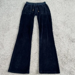 Jucy byxor!💙 - Sitter så smickrande, formar en så fint💙köpta för ungefär 1 år sen o använda kanske 5 gånger. Säljer pågrund av dom är för korta för mig som äe 1.70 så passar alla från ungefär 1.65 och neråt💙💙bra sick, lite rosa på dom men man ser det inte💙