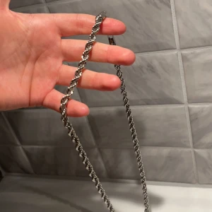 Halsband länk  - Säljer detta halsbandet som är helt oanvänt med förpackning , fick det i present men hade en redan sen innan så vill sälja detta . Rostfriståll , 7mm tjock . Längd 60cm