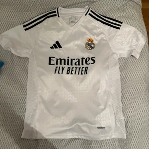 Real Madrid Hemmaställ 24/24 ” Endrick 16” - Använd endast 2 gånger som max nyskick 