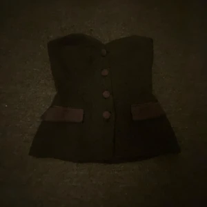 Svart tubtopp från Zara😊 - Säljer en elegant svart tubtopp från Zara i storlek S. Den har en figurnära passform med knappar framtill och en stilren design. Perfekt för festliga tillfällen eller en utekväll. Använd ett fåtal gånger och i mycket bra skick. Får dock inte så mycket användning av den längre och säljer därför!😽💞