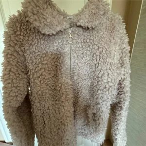 Beige teddyjacka - beige teddyjacka storlek 170 men passar S