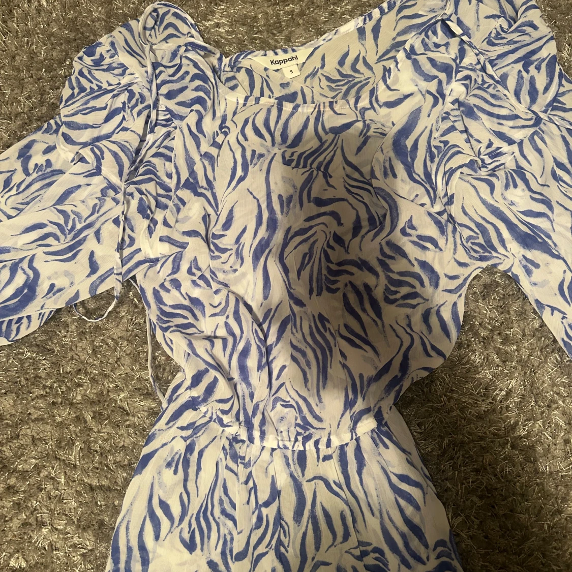 Blåvit Blus med zebramönster från Kappahl - 90