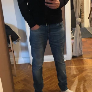 Scotch & Soda jeans  - Säljer ett par jäckligt fräscha Scotch&Soda jeans i ljusblå färg med naturliga små slitningar.  Storlek: W30 L30, modellen är 178 cm lång. Ganska slim men inte för tighta som ni kan se på bilderna👖 Sitter som replay anbass 