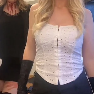 Vit broderad korsett - Säljer en superfin vit korsett med broderade detaljer💫