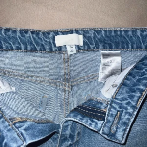 Blå jeans i bra skick - Säljer ett par klassiska blå jeans i bra skick. De har en straight passform och är tillverkade i jeansmaterial. Perfekta för vardagsbruk och kan matchas med nästan vad som helst. Passar bra till både höst och vår!
