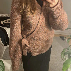 Omlottkofta  - Jättefin och unik! Aldrig använd och är mer rosa/lila i verklighet! Passar även s och kanske m 