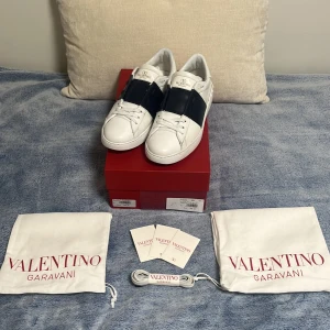 Valentino opens blå - Tja,Säljer ett par snygga Valentino opens i marinblå💙. Skorna är i bra  skick och kommer med originalförpackning,små påsar och små kort.Perfekta för både vardag och fest!🥳🔥priset är hugget i sten 🪨 HAR EJ KVITTO !!Om de är något du undrar över tvekan inte att fråga 😊💯