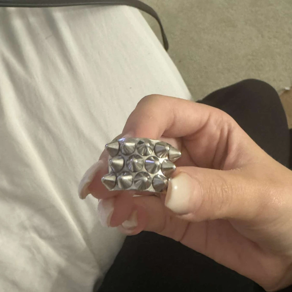 Silvrig ring med nitar - 90