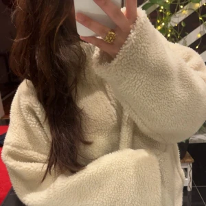 Beige teddyjacka - Mysig beige/vit teddyjacka från Carin Wester i storlek S! Perfekt för kalla höst- och vinterdagar. Orginlapris:800❤️ hör gärna av er vid fler frågor✌️ 