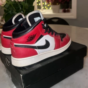 Air Jordans i rött, svart och vitt - Säljer mina jordans. Dem är använda ett fåtal gånger. Stl 37,5. 