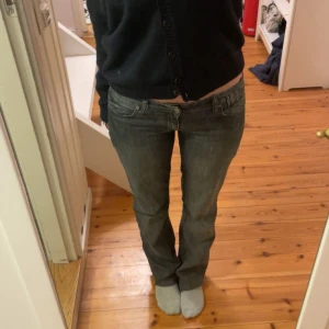 Grå jeans - Säljer dom här jeansen från f & d jeans. Dom har ett hål vid varje ficka, se bild, men går säkert att sy ihopp. Dom är avklippta längst ner. Skriv för fler frågor!🤍