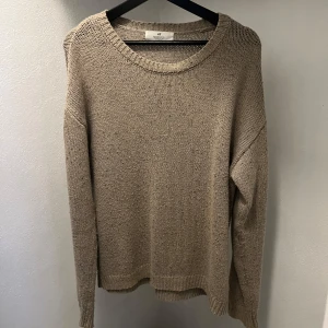 Beige stickad tröja - Säljer en snygg beige stickad tröja. Den har en avslappnad o bekväm passform o passar bäst storlek S.