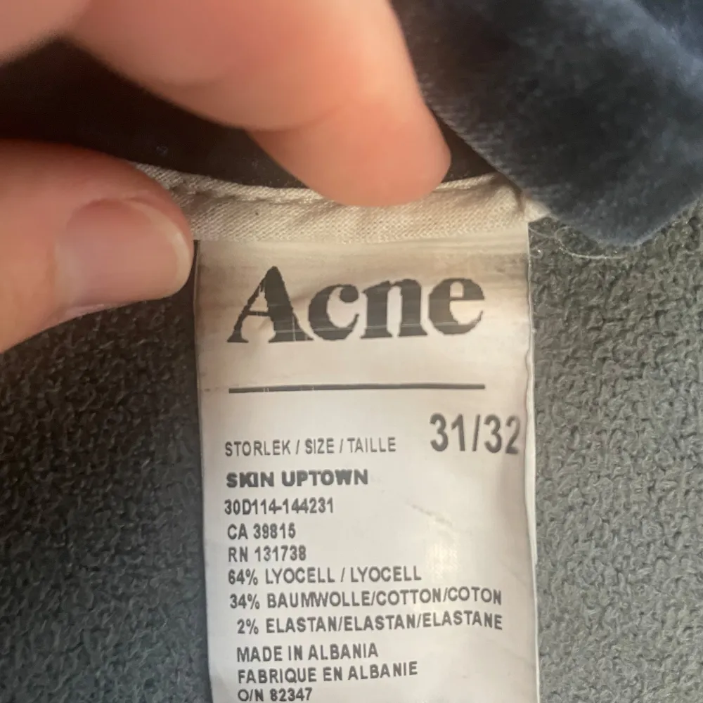 Säljer ett par snygga mörkblå jeans från Acne i storlek 31/32. De är i bra skick och har en stilren design med dragkedja bak. Materialet är en blandning av lyocell, bomull och elastan vilket gör dem både bekväma och stretchiga. Perfekta för både vardag och fest!. Jeans & Byxor.