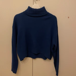 Blå polotröja - Säljer en snygg blå polotröja som är litelite croppad, men inte överdrivet. Använder inte längre 🤩