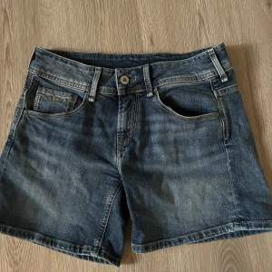 Lågmidjade jeans shorts ifrån pepe jeans , storlek xs/s ? ❣️