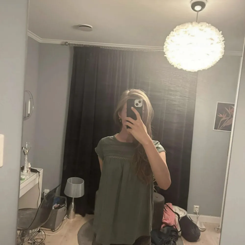 Säljer en söt grön blus från Vero Moda i storlek XXS men passar xs/s också. Den har fina spetsdetaljer och korta ärmar. Perfekt för vår och sommar! 💚. Puserot.
