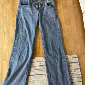 Lågmidjade jeans från Shein - Säljer ett par snygga blå jeans från Shein i storlek XS. De har en klassisk femficksdesign och är i bootcut-stil. Perfekta för både vardag och fest! 🦋