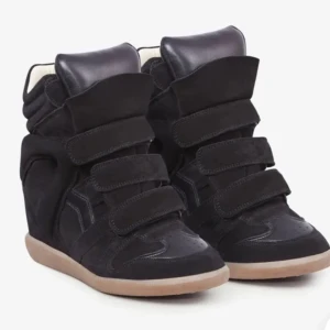 Svarta sneakers med kilklack - säljer mina extremt fina isabel marant skor, säljer för 2900kr jätte fint skick och som nya, fråga alltid❤️❤️❤️säljer då dem är lite små på mig