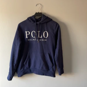 Polo Ralph Lauren Hoodie - Säljer den här hoodien för att den här blivit för liten för mig. Tröjan är i jättebra skicka även fast den är använd många gånger