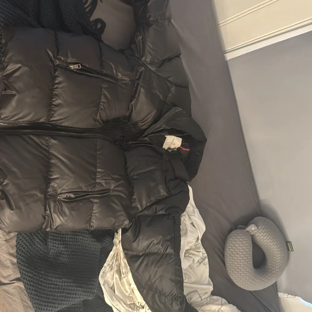 Säljer en svart gammal moncler jacka från 60-70 talet (vintage och ärvd av äv min morfar) ”insidans tecknade serie detalj var borttagen ett tag sedan för att den höll på att komma av efter att den virdrörde ett vasst föremål ett tag sedan” bild#5, jackan går därav inte heller att scanna med mobil men det finns dock artikel nummer på jackan,  ifall det är något man vill så kan man kp och så visar jag bild så får ni söka upp och pris kan även diskuteras, jackan har sentimentalt värde o ä vintage . Jackor.