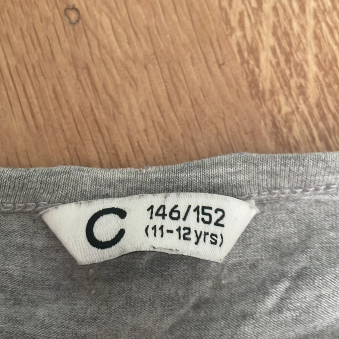 Grå långärmad tröja med spetsdetaljer - 91