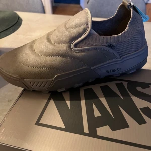 Bruna slip-on sneakers från Vans Vault Coast CC NS LX - Säljer ett par bruna slip-on sneakers från Vans. Skorna har en unik quiltad design och är i nytt skick. Perfekta för en avslappnad stil med en twist. Kommer i originalförpackning.