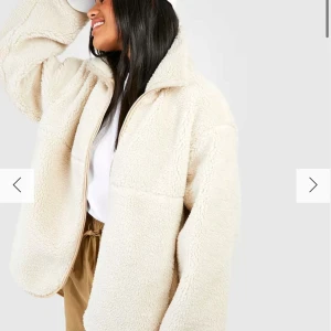 Beige teddyjacka - Supermysig beige teddyjacka som är perfekt för kyliga dagar. Den har en dragkedja framtill och är långärmad med en skön, oversized passform. Jackan är gjord av mjukt teddy-material som håller dig varm och stilren hela hösten och vintern. Helt ny! 