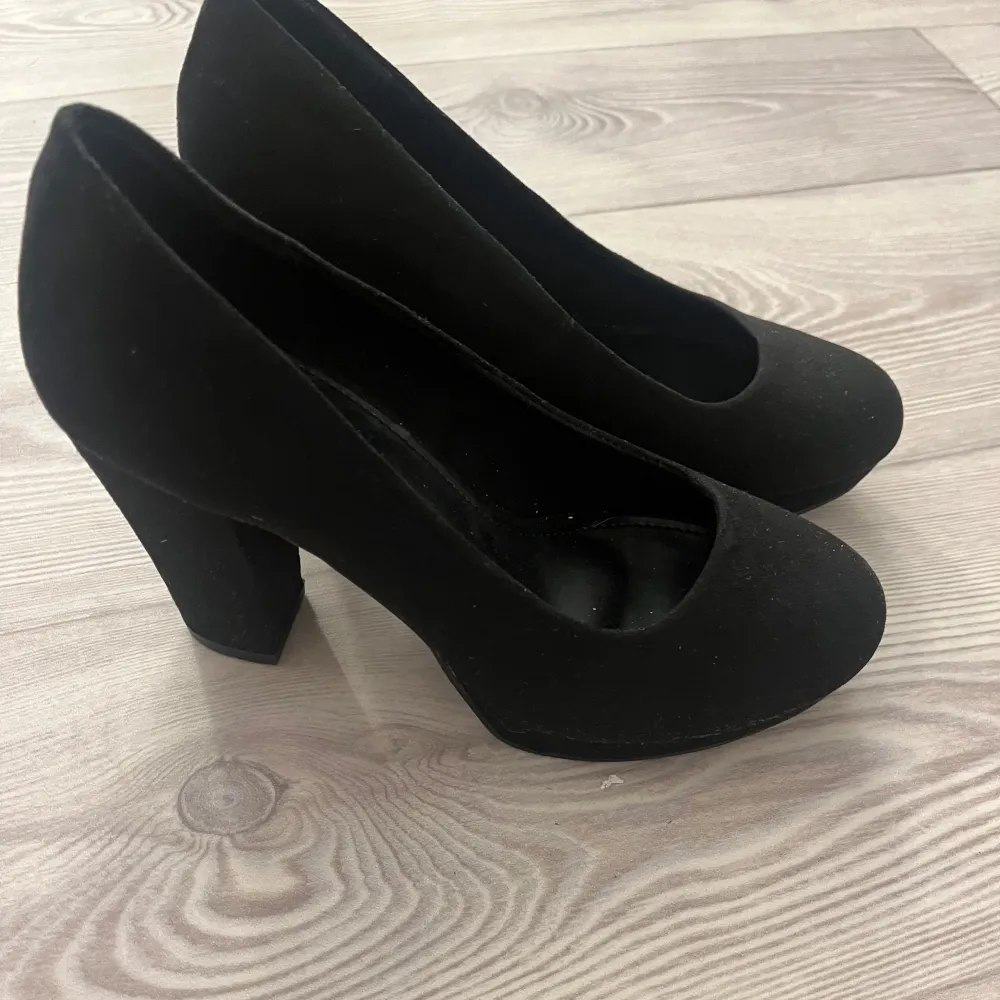 Säljer ett par eleganta svarta pumps från Attitude i storlek 36. De har en klassisk design med rund tå och en stabil klack, perfekta för både fest och vardag. Skorna är i mycket bra skick och har en bekväm passform. (Aldrig använda). Skor.