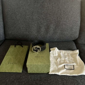 Gucci bälte - Ett rikigt snyggt bälte från märket Gucci i rikigt bra skick, Box och dustbag ingår och är självklart äkta. Nypris 4800kr och vi säljer det för 1799kr. Priset är diskuterbart vid snabb affär. Det är bara att skriva vid minsta fundering.😀