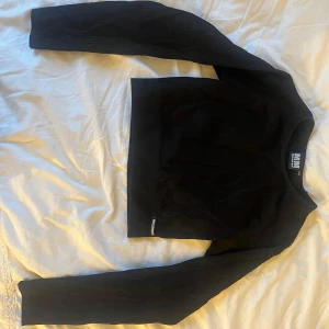 Träning tröja  - Svart cropad träning tröja som är tajt 