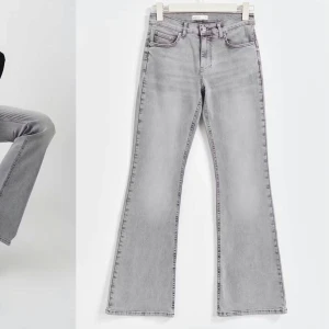 Grå bootcut jeans - Säljer ett par snygga grå bootcut jeans i mycket bra skick. De är low waist!  Perfekta för både vardag och fest.  Passar perfekt till en stickad tröja eller en cool t-shirt. Och dessa är så sjukt snygga på, säljer dem pga att dem är för korta🤍