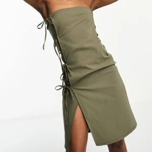 Olivgrön midiklänning med snörning från Asos - Klänningen är helt oanvänd