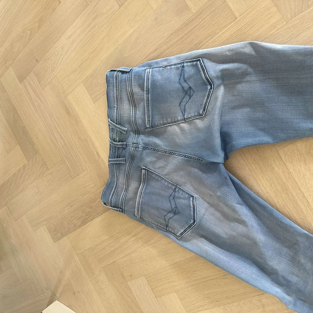 Säljer ett par snygga blå jeans från Replay i storlek W29 L32. De har en klassisk femficksdesign och en bekväm passform. Perfekta för både vardag och fest! 🕺. Jeans & Byxor.