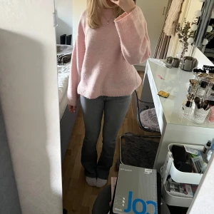 Gråa bootcut jeans - Grå bootcut jeans från Only, storlek Xs/34💕 bra skick!!