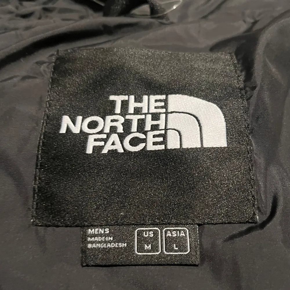 Säljer en svart pufferjacka från The North Face i storlek M. Jackan är i nytt skick och perfekt för kalla dagar. Den har en dragkedja framtill och är långärmad. Supervarm och stilren, perfekt för både höst och vinter!. Jackor.