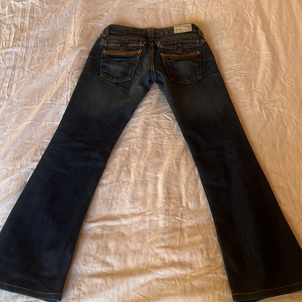 As snygga bootcut jeans!😍  Midjemått rakt över:34cm innerbenslängd:72cm Pris kan dsikuteras!. Jeans & Byxor.