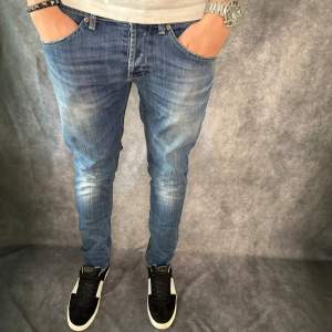 // Dondup George jeans | storlek w34 fits 33, benlängd: 100cm, midjemått: 41cm | Nypris runt 4000 | Kontakta för fler frågor eller funderingar // Deluxecloset 