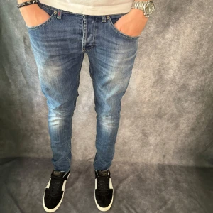 DONDUP GEORGE JEANS  - // Dondup George jeans | storlek w34 fits 33, benlängd: 100cm, midjemått: 41cm | Nypris runt 4000 | Kontakta för fler frågor eller funderingar // Deluxecloset 