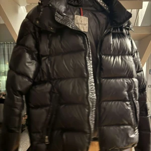 Moncler Maya - Säljer min moncler, använder den inte längre. Fick den i julklapp förra vintern men har tagit hand om den så väl att man kan nästan kalla den ny. Priset är inte hugget i sten vid snabb affär. Alla taggar följer med! Ink frakt