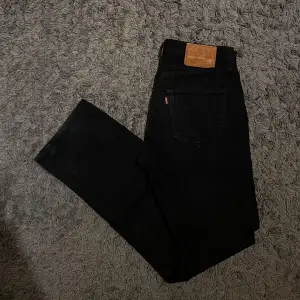 Svarta levis jeans modell 501. Storlek 30/32