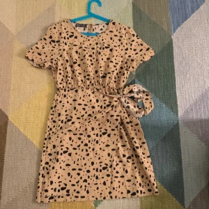 Klänning  - Aldrig använd inga skador. Klänningen är i väldigt lite storlek så passar perfekt för xs också.