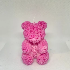 Rosbjörn  - Soja ljus i form av en rosbjörn! Färg och doft kan anpassas som man önskar🤗 måtten på dessa är upp till 125 g 