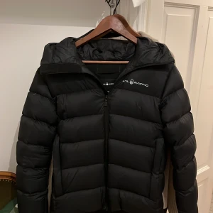 Sail racing cloud down dunjacka - Säljer nu denna feta dunjackan från sail racing. Varmaste jacka jag ägt. Köpt på Länna sport för 4000, kvitto går nog lösa. 10/10 skick märks it att den e använd vilket den knappt är🙌. Säljer för den har blivit för liten, Skriv gärna vid fler frågor.