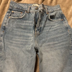 Jeans  - Fina jeans, sitter löst i benen! :)