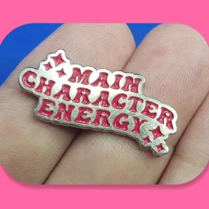 Pins ⚡️ Main Character Energy - Pins - Main character energy mått är: 3 × 1.5 cm ✨️Titta igenom alla mina upplagda och köp fler saker i bundle för att spara på frakten och få allt du köpt i ett och samma paket✨️