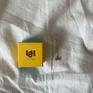 Silverörhänge med spindeldesign - Coolt silverörhänge med en unik spindeldesign från L8 Hasselblad. Aldrig använd och i helt nytt skick med förpackning.