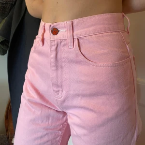 Rosa jeans från beWider🩷 - Säljer ett par snygga rosa jeans från beWider.    De är högmidjade och har en straight passform som ger en avslappnad look. Perfekta för vår och sommar! Dessa jeans ligger mig väldigt varmt om hjärtat då de bär på så otroligt många minnen, vilket jag hoppas de kan få göra vidare hos någon annan också! Modellen på bilden är 174cm lång, men dessa byxor kanske passar bättre för dig som är mellan 165-170 beroende på hur långt ned man vill att byxbenen ska vara. Köparen står för frakten🩷