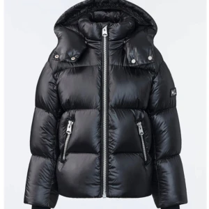 Mackage dunjacka svart liknande Colmar - Canadian Luxury brand Mackage dunjacka, som ny. Storlek 12 är som en XS. Min son som är 14 har använt den sparsamt och den är köpt på Kidsbrandstore. Kvitto kan uppvisas. Nypris 4699kr 