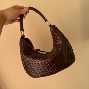 Väska adax - KAN SÄLJA FÖR 1850kr VID SNABB AFFÄR!🌷 Säljer min superfina mörkbruna Adax väska i skinn. Sista bilden lånad av Lova Widerberg. Man får plats med allt man behöver och man får också med en längre rem så man kan ha den crossbody. Använd ett fåtal gånger så i jättefint skick ❤️nypris 3100kr. 