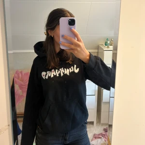 Svart hoodie med tryck - Hoodie med tryck fram, väldigt mysigt. Hoodien har en klassisk design med en stor ficka fram och en bekväm huva. Perfekt för höst och vinter! Använd så därför lite nopprig som nog går  att få bort med en noppermaskin💗